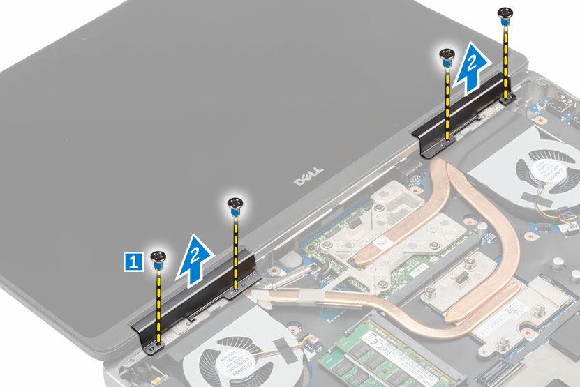 4. Utför följande steg som visas i illustrationen: a. Vänd på datorn och ta bort skruvarna från undersidan och baksidan av datorn [1]. b. Dra upp antennkablarna genom kabelhålet [2]. 5.