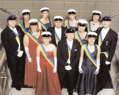 Året ur studentperspektiv Medverkande studenter vid Mitthögskolans årshögtid 2004 som innehöll såväl professorsinstallation och doktorspromovering som installation av rektor.