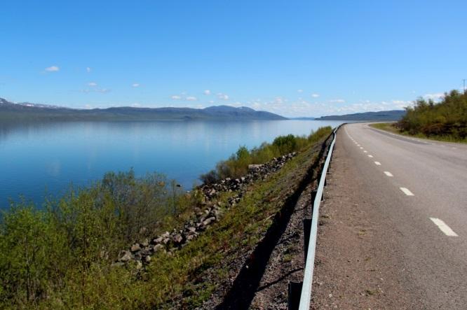 Längs Torneträsk löper väg E10 (se figur 12) och järnvägen Malmbanan, vilka utgör de främsta föroreningsriskerna för sjön. 9.1.24.