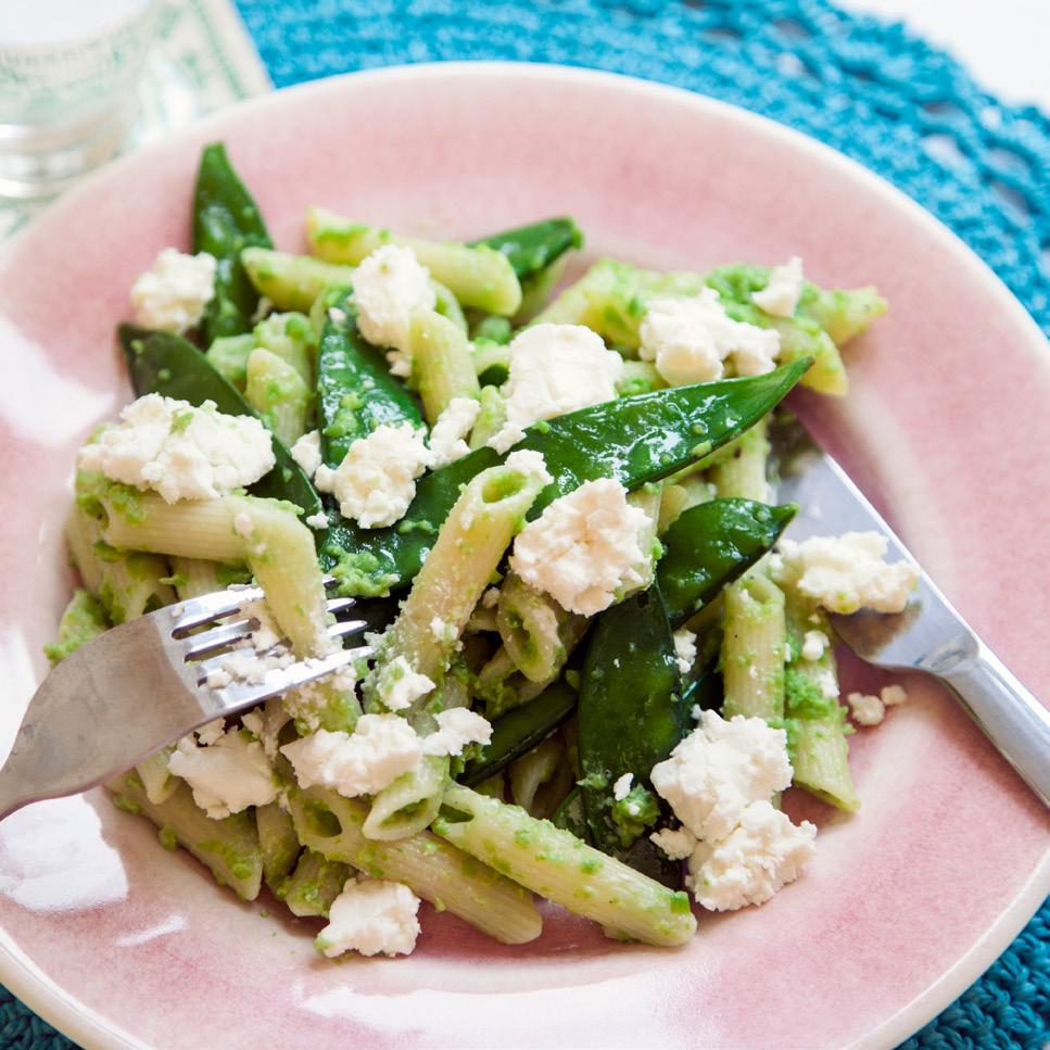 ÄRTPESTOPASTA med fetaost och sockerärtor Ca 20 min Pasta 4 port pasta 1 msk olivolja* 150 gram sockerärtor 1 förp fetaost Ärtpesto 50 gram parmesan 250 gram tinade ärtor 2 vitlöksklyftor ½ dl