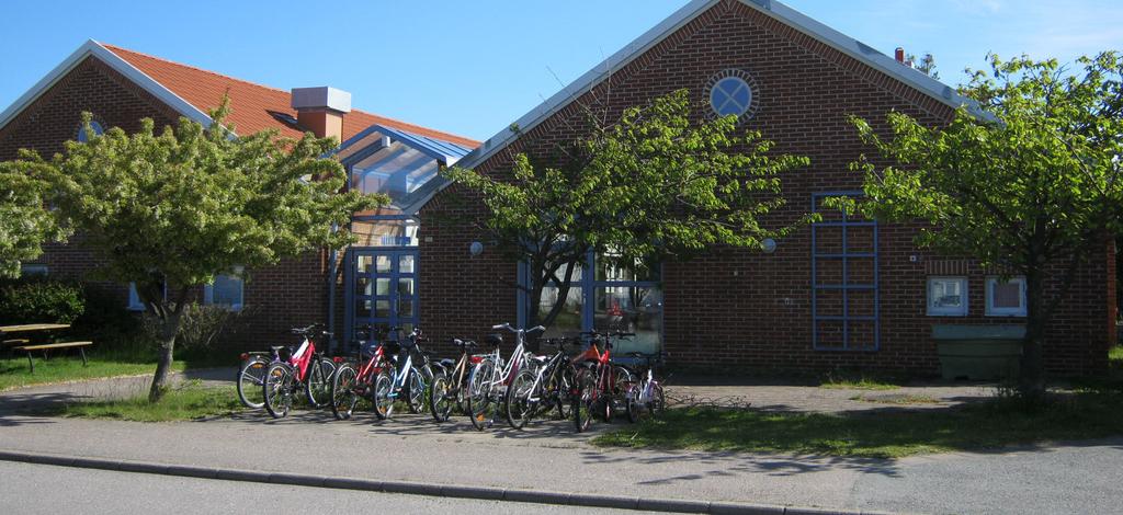 Hällsviksbycenter. 2 Hällsviksbycenter F-3 Hällsviksbycenter har ca 120 elever på skolan fördelade på klasserna F (förskola) upp till och med årskurs 3. Verksamheten är årskursintegrerad.