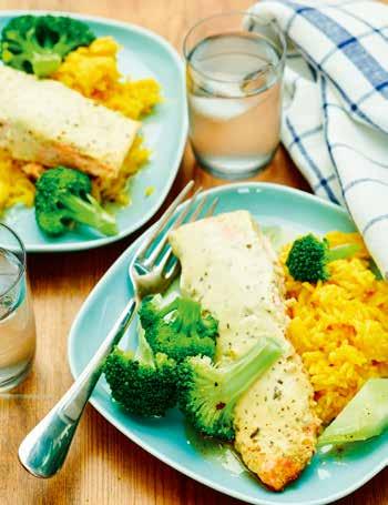 6 portioner Tid: ca 40 min 6 port ris eller annat gryn 1 1/2 tsk gurkmeja 6 portionsbitar (à 140 g) laxfilé 1 tsk salt 2 krm peppar 3 dl crème fraiche, bearnaise 500 g broccoli Gratinerad lax med