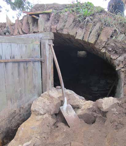 Enkelt beskrivet när man byggde en jordkällare så grävdes först en stor grop ut, gärna i en moränsluttning.