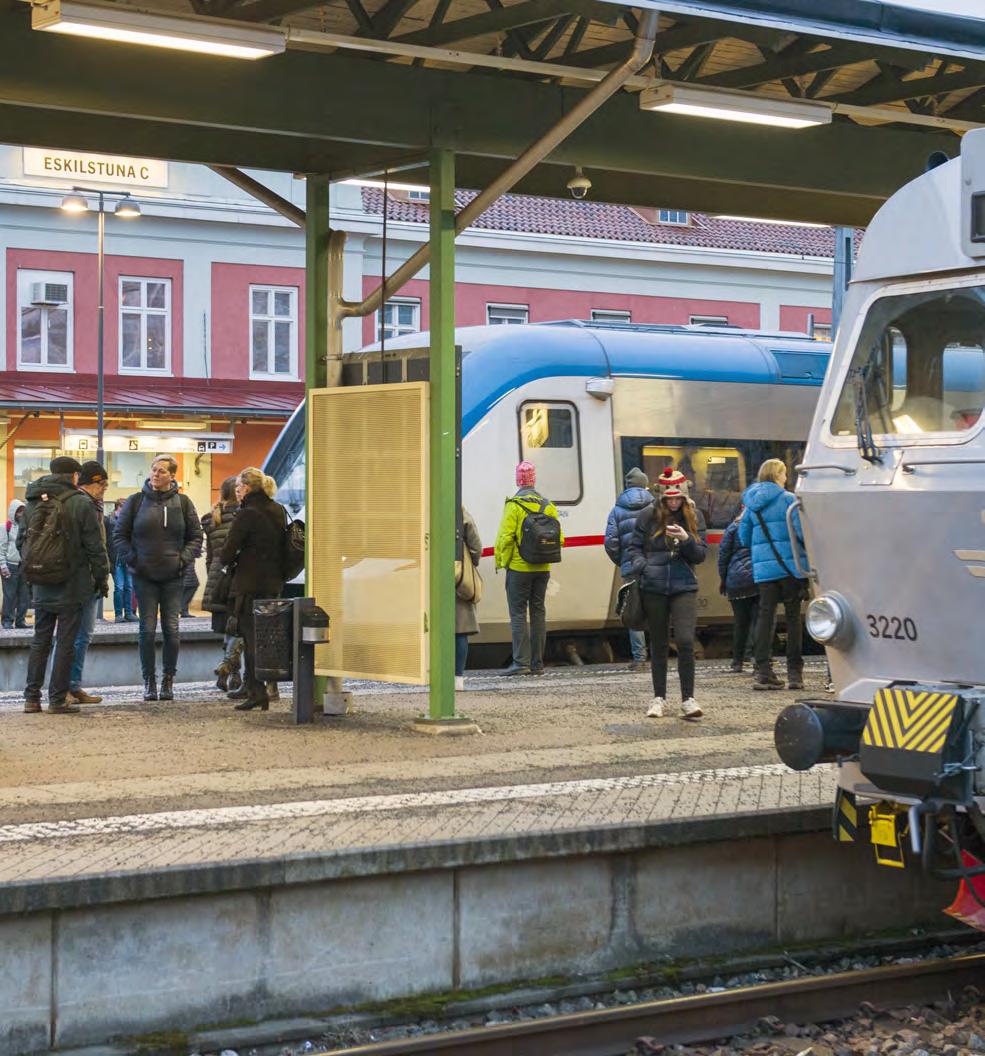 Vidare handlar det om större åtgärder, som att investera i nytt, återställa skicket i anläggningen, att byta ut spår och kontaktledningar och förbättra underhållet av fordon.