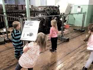 Museet guidar och kör textilmaskinerna, visar tillverkningen av effektgarn och berättar om fabrikens historia.
