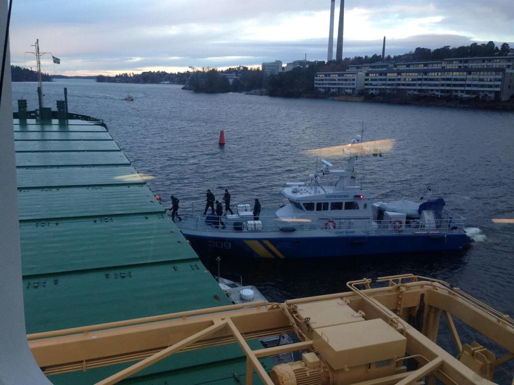 Miljöräddningsoperation vid Hässelby. Kustbevakningen deltog med flera enheter däribland flyget. Tillsammans med polisens helikopter flög de över området, men inget utsläpp från fartyget observerades.