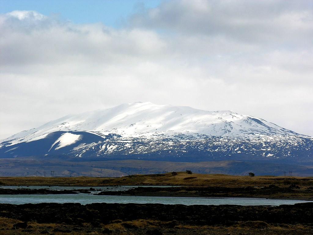 En gejser sprutar hett vatten. En vulkan har utbrott på Island år 2010. Vulkaner och heta källor Island har bildats av vulkanutbrott.