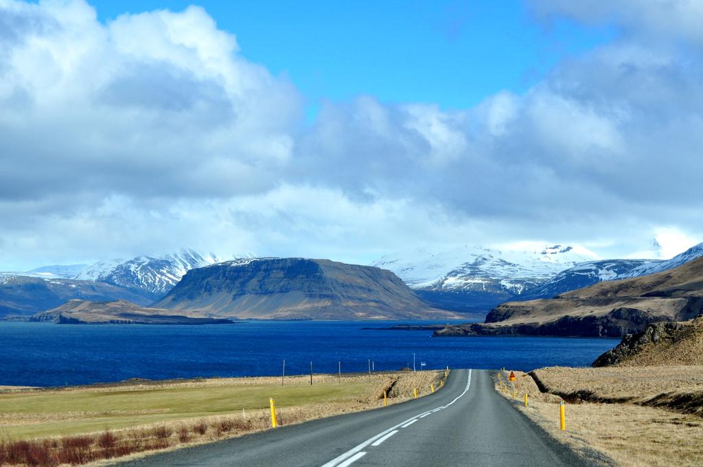 Det karga och natursköna landskapet är ett omtyckt turistmål på Island. Vattenfallet Gullfoss Natur Island är en stor vulkanö i norra Atlanten.