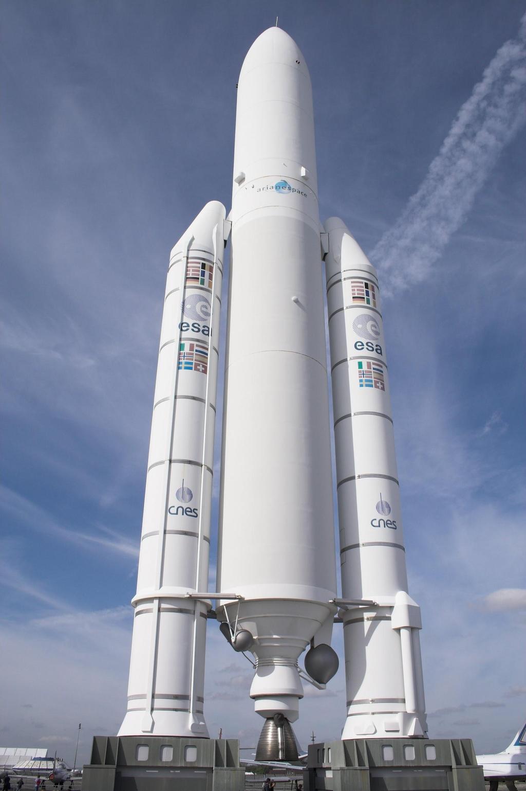 Rymdraketer och satelliter Ariane 5 var en raket som skickades upp med en sattelit.den är 59 meter lång. Den väger 8,2 ton.den har två krutraketer på sidorna.