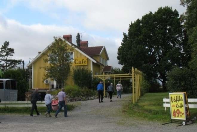 Förmiddagskaffe Här är de flesta resenärerna med på en gruppbild på trappan till terrassen framför Baldersnäs Herrgård. Första målet var Gula Huset i Brålanda, där vi fick förmiddagskaffe.