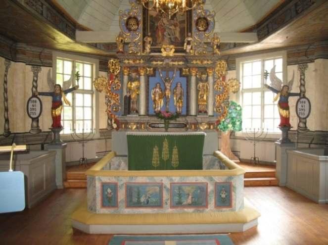 Så de målninga som en gång funnits i taket är nu borta. 2004 genomgick kyrkan en omfattande inre konservatorisk restaurering. Församlingens präst Marit Järbel berättar här för oss inne i kyrkan.