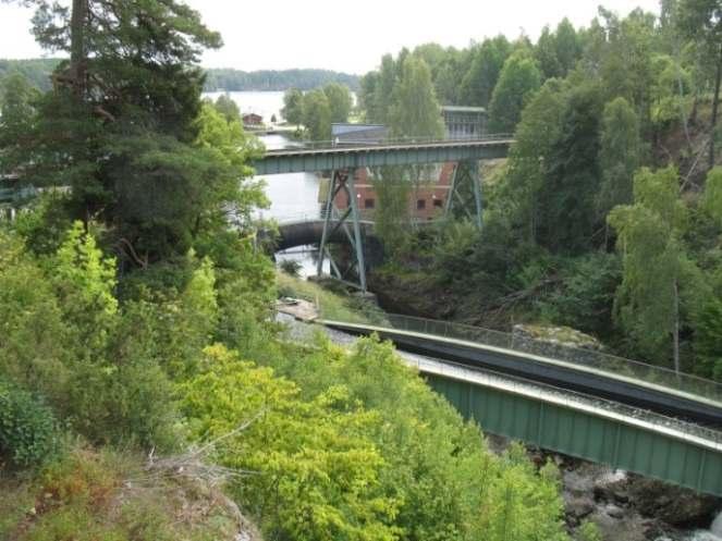 Över forsen och akvedukten finns dessutom en landsvägsbro från 1938 samt en järnvägsbro för Dal-Västra Värmlands Järnväg (DVVJ) som går mellan mellan