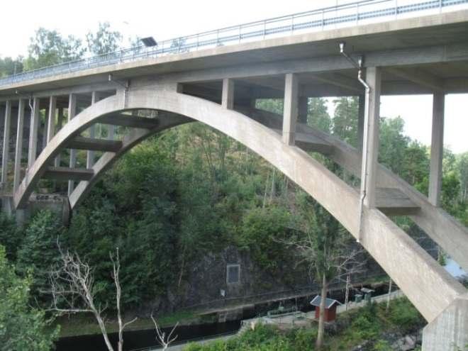 Idag är persontrafiken på denna bana nedlagd, men sommartid finns viss turisttrafik som komplement till turisttrafiken på Dalslands kanal.