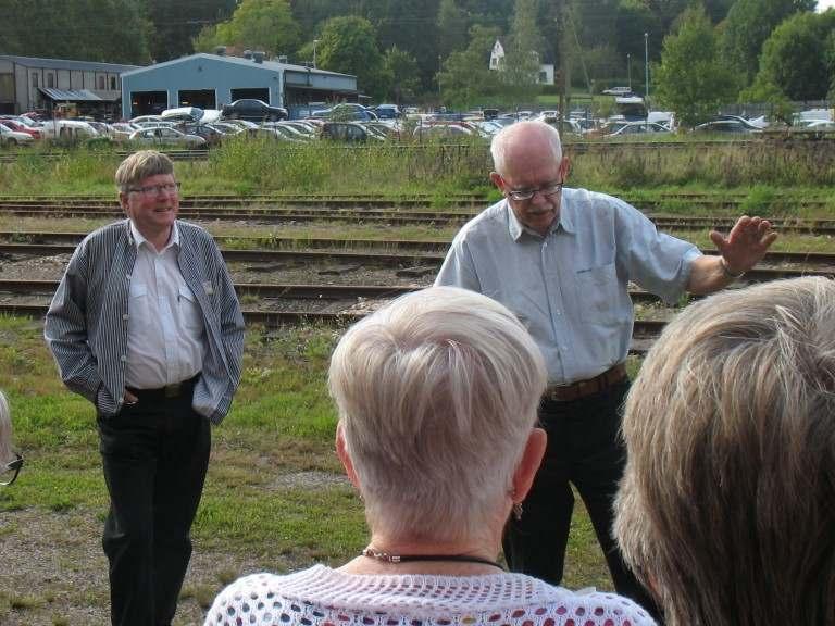 De två guidena vid järnvägsmuseet, Conny Lidén och Hans Kihlberg, började med att berätta lite allmänt om järnvägsmuseet och ställde upp oss för att ta ett