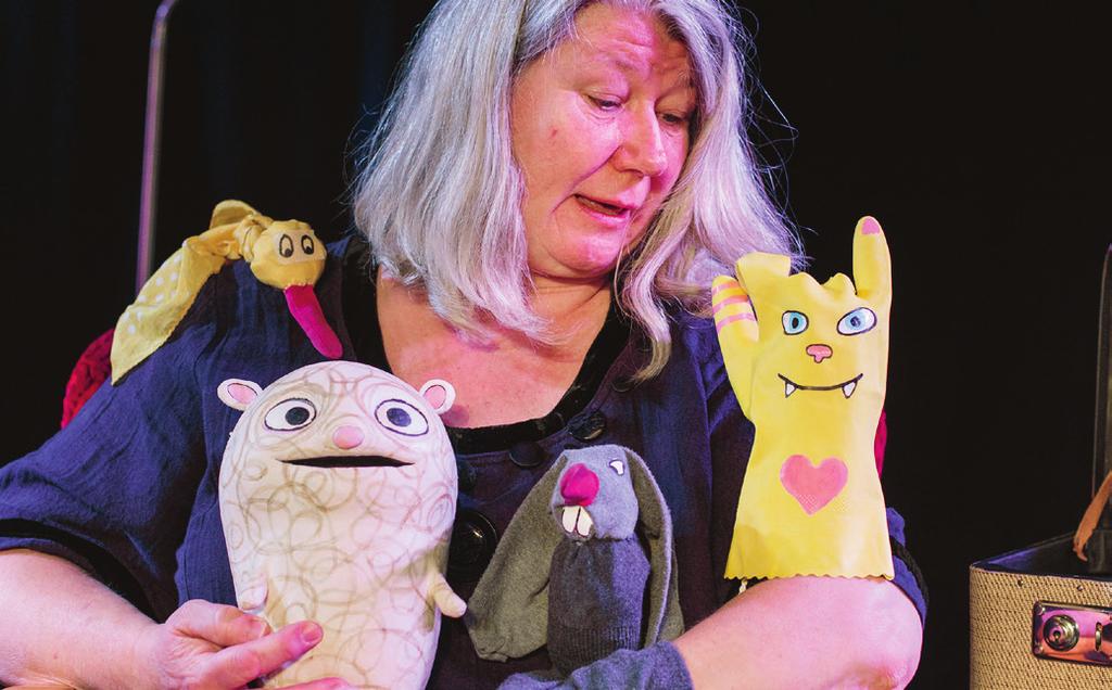 3 5 ÅR Ögonblicksteatern VEM ÄR VAR? Ögonblicksteatern ger Vem är var? utifrån Stina Wirséns bok med samma namn. Hemma hos Fågel dansar dom. Har dom fest?