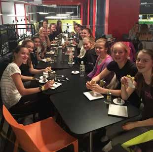 Pizzakväll En favorithändelse under hösten för oss ledare var när de flickor som tränar i en F2-grupp kom till
