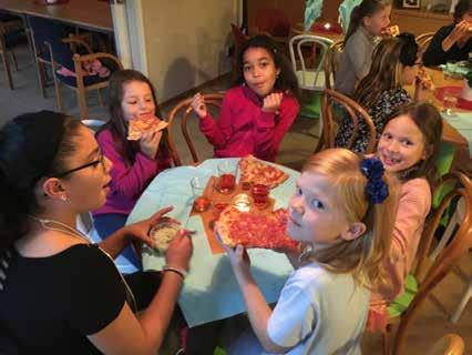 Efter ett tag knackade det på dörren och pizzan levererades. Vi åt med god aptit men kunde inte riktigt äta upp allt.