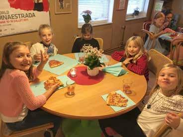 Vi tittade på flickornas uppvisningsprogram från vårgalan, åt popcorn, hade prisutdelning, snicksnackade om ditten och