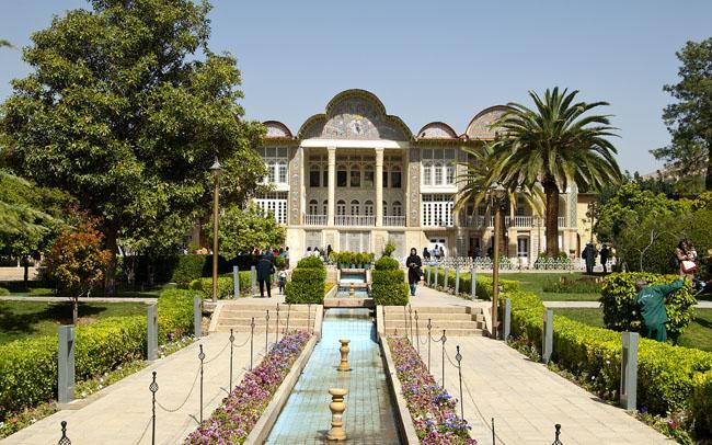 Dag 5: Heldag i Shiraz som ligger 1 500 m.ö.h. och därför har mycket behagligt klimat trots det sydliga läget.