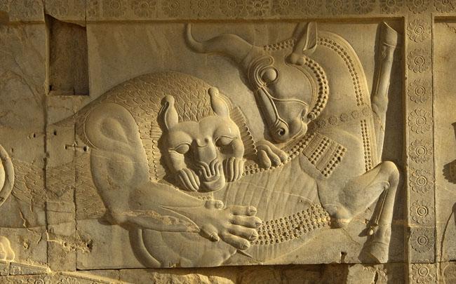 Lejon och oxe, en av Persepolis mest berömda reliefer som förekommer i ett antal versioner.