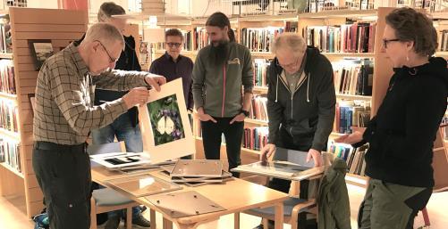 ...Utgångspunkten för Janne Björkmans ännu pågående fotoprojekt är skärvor av tallrikar och koppar med mera som han hittat i vattnet och på stränderna vid de gamla sågverkssamhällena i Ådalen.