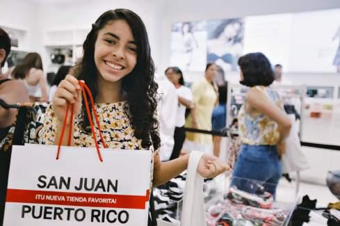 JUNI PUERTO RICO NY H&M-MARKNAD H&M:s första butik i Puerto Rico öppnade i San Juan, i gallerian The Mall of San Juan, och fick ett entusiastiskt mottagande av kunderna.