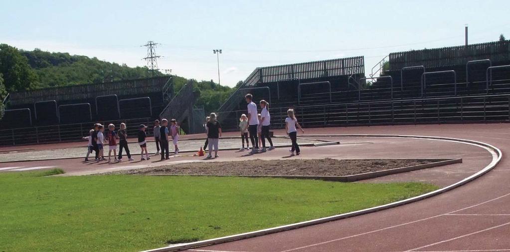 FRIIDROTTSSKOLA Nu är det äntligen dags - friidrott under sommarlovet! Vi arrangerar i år friidrottsskolan på Rimnersvallen för alla barn som är födda mellan 2003 2010.