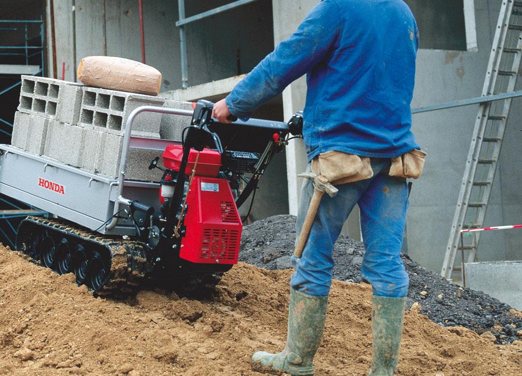 Hydrostatisk drift Unikt bandmönster Säkerhetskoppling med dödmans grepp Styrkopplingar Justerbart flak Tippbart flak DMC Sparar tid och arbete Med våra bandkärror slipper du ryggvärken från att