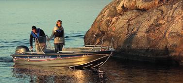 Max är utrustad med durk hajfenor tillsammans med fiskeplattform plattform i aktern och fästen för stolar i båda.