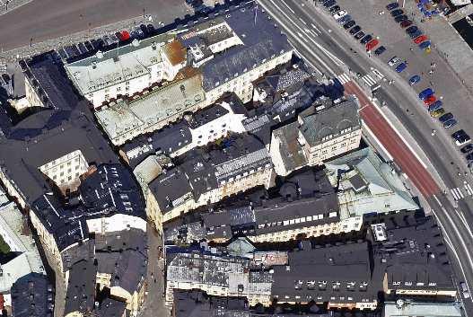 Fastigheten ligger i Gamla stan, i hörnet av Skeppsbron och Telegrafgränd.