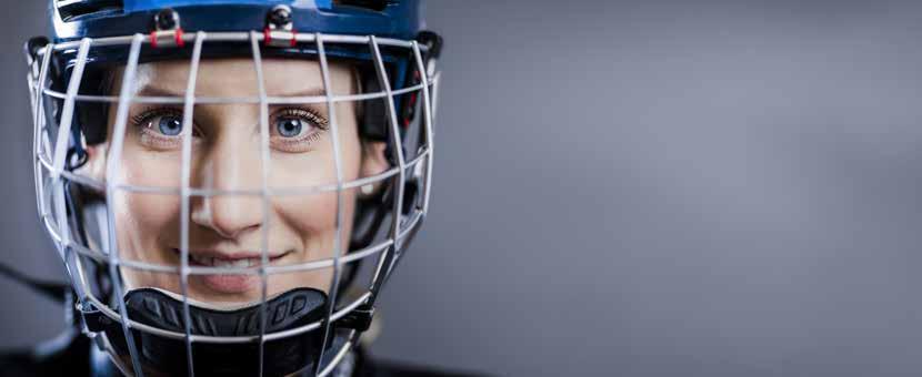 RAKA SKÄR GENOM LIVET Lagkapten på hockeyisen och chef på kontoret. 26-åriga Kristina Vikdahl är van vid många puckar i luften.