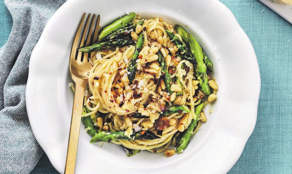 RECEPT 3 20 min 652 kcal/port Fett 25g Kolhydrater 80g Protein 26g Pasta med broccoli och parmesan Smakrik pasta med fräst broccoli och riven parmesanost.