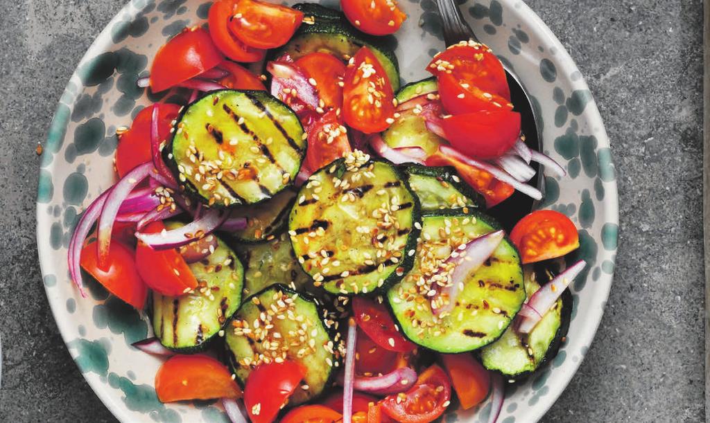RECEPT 4 30 min 788 kcal/port Fett 32g Kolhydrater 98g Protein 25g Zucchinisallad med korv Somrig sallad med bulgur, zucchini, tomater och grillad korv.