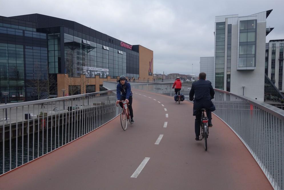 Cykling i blandtrafik Alla trafiksignaler ska känna av cyklister i alla väder. På huvudleder får det gärna finnas grön våg i cykelfart.