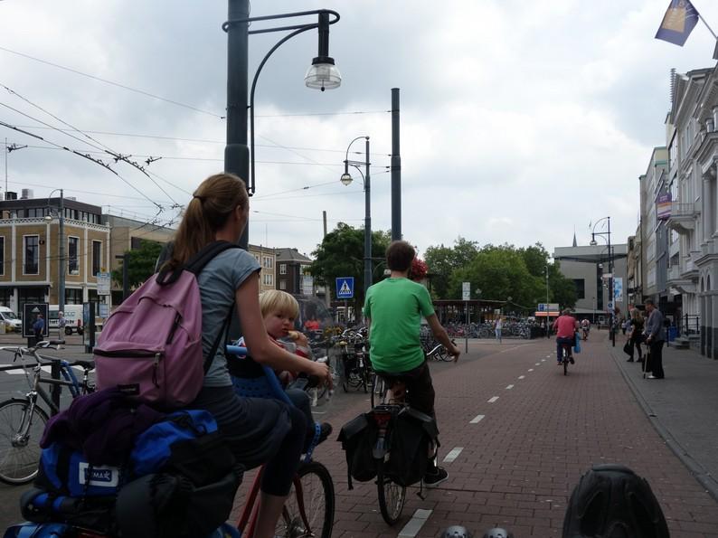 Välja själv Cyklister hänvisas enligt lagen till att använda cykelväg eller gång/cykelväg när sådan finns bredvid väg.