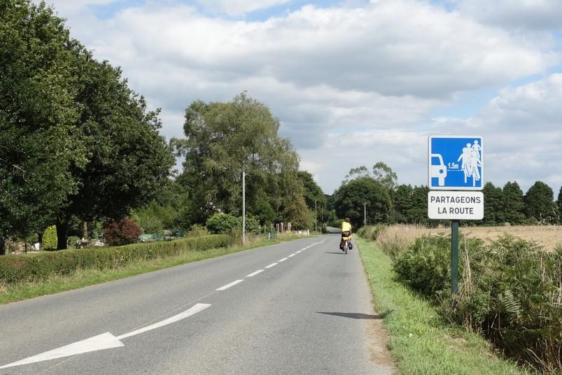 för och kan ha farliga hinder som aldrig skulle förekomma på vanlig väg. Cyklister ska få välja själva om de vill använda väg eller parallell cykelväg.