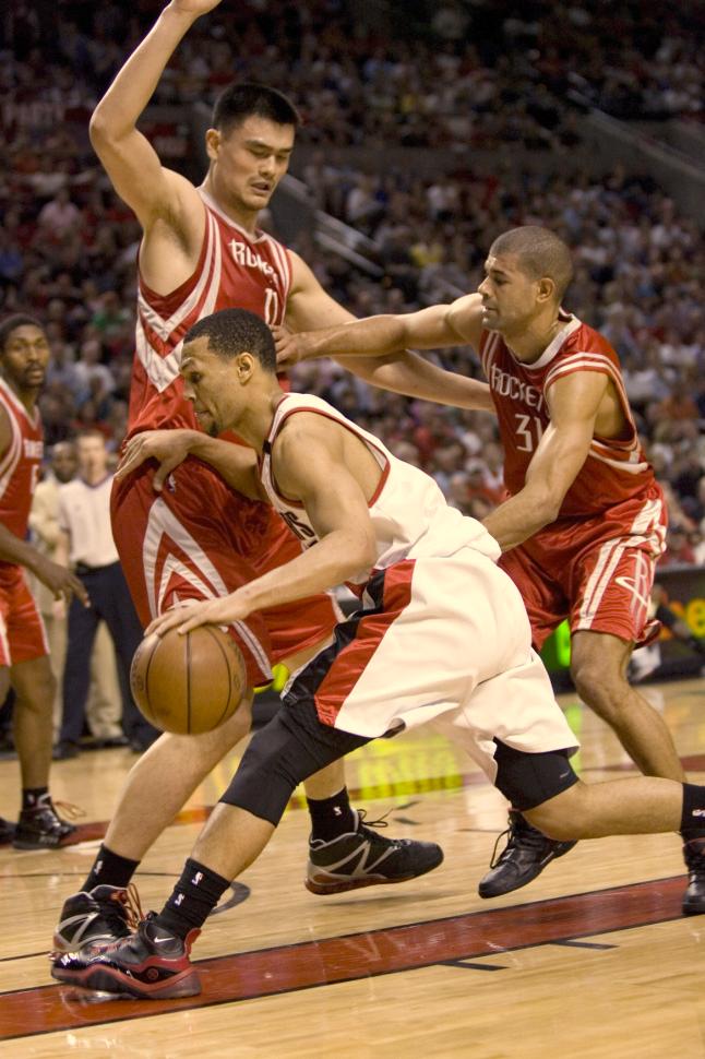 4. Yao Ming är en av världens längsta basketspelare. Han kommer från Kina och spelar i ett känt basketlag i USA. I tabellen nedan kan du se hur långa spelarna är i detta basketlag.