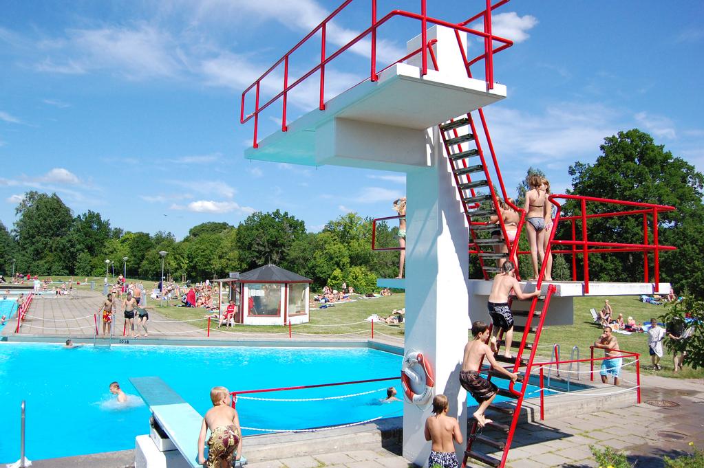 SOMMAR PÅ SKANTZÖ Bad och simning, kanotpaddling, minigolf, boule, basket, tennis, fotboll, fiske och beachvolley kommer du som är 8-15 år att kunna ägna dig åt i och utanför Skantzöbadet.