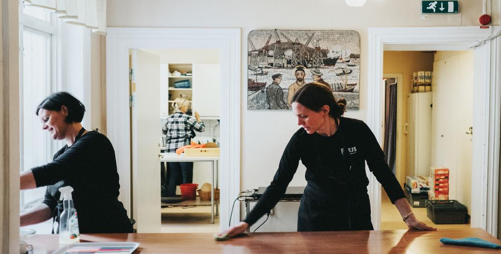 Nöjda cafévolontärer Karin Lind har, tillsammans med sin kollega Linda Sjödahl, spenderat en förmiddag i Räddningsmissionens café där de hjälpt till att servera frukost.
