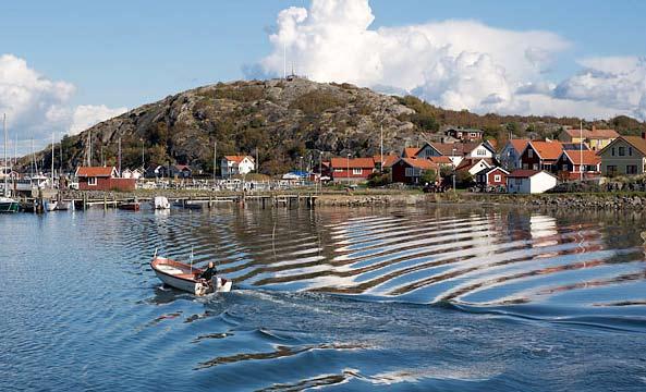 Här spelas ibland sommarteater av hög kvalitet. Ön har ett 100-tal helårsboende som arbetar för att utveckla ön.