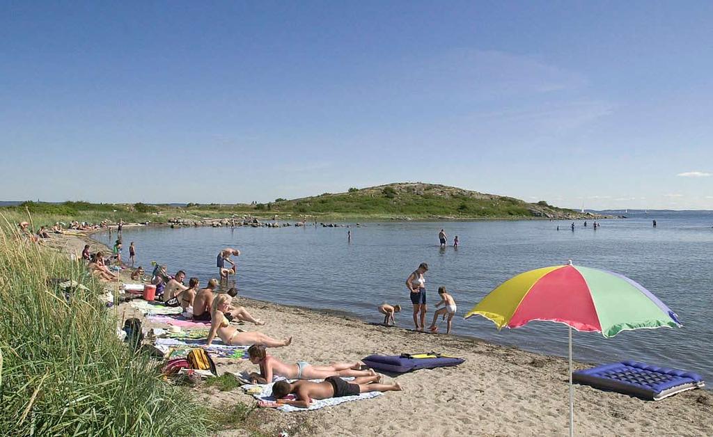 Skärgårdsbåten lägger till vid Mittvik. Här ligger Skärgårdens café och restaurang. Många går söderut mot den stora badstranden.