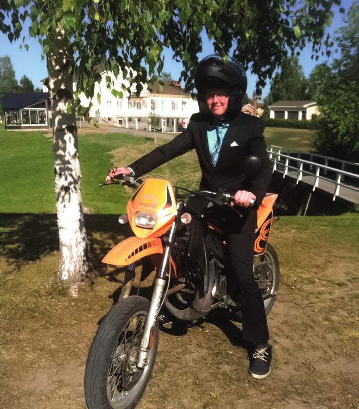 - Det var vid valborgs förra året som församlingsherden Nils ringde mig och frågade om jag var sugen att börja jobba nån helg i kyrkan och jag tyckte det lät kul.