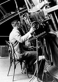 Edwin Hubbles observationer 1929 Hubbles lag: v = H d ; H = da / dt a H 500 km s -1 Mpc -1 Foto