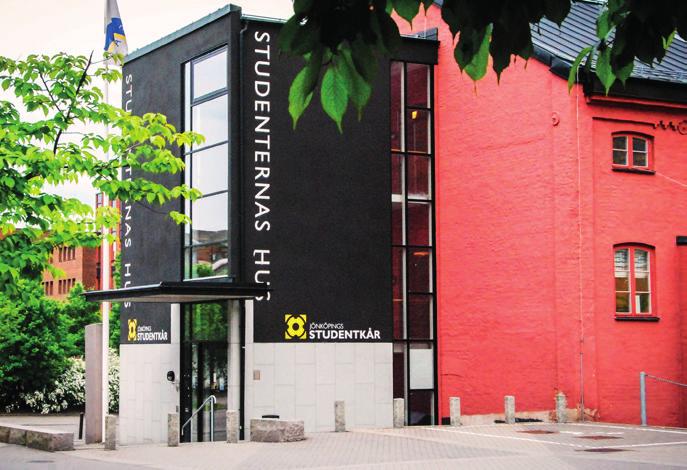 På plan 0 ligger Books & Coffee, Studentkårens café med campus billigaste priser, Campusbokhandeln, med begagnad kurslitteratur och Jönköping University shop där du hittar allt ifrån snygga