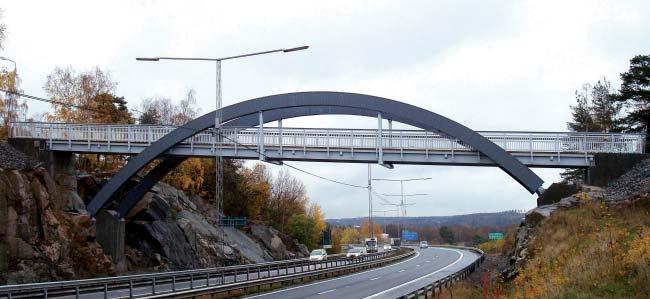 Det ska vara fritt runt bron så att luften kan cirkulera och vegetation närmast bron bör röjas bort. Det är viktigt att övergångskonstruktionen fungerar så att trävirket hålls torrt.