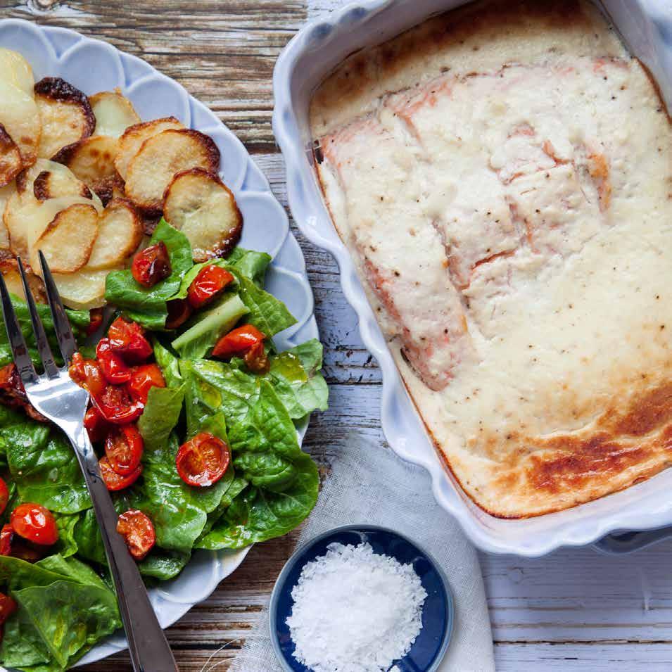 GETOSTGRATINERAD LAX med ugnsbakade tomater och potatis Ca 40 min Lax 50 gram tinad laxfilé 60 gram getost 1 dl creme fraiche ½ tsk torkad timjan* ½ tsk honung* Bakade tomater ½ förp cocktailtomater