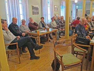 Trots ett snabbt byte av lokal från Medborgarhuset till Godtemplarlokalen kom över hundra personer på årets första månadsmöte. Byte av lokal informerades både på hemsidan och via mail.