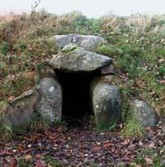 Namnet kommer av de små gropar som huggits in i stenen. Vilken funktion groparna haft vet man inte. Foto: Lars Jarnemo/N. Gravhög från bronsåldern som skadats av en jordbruksmaskin.