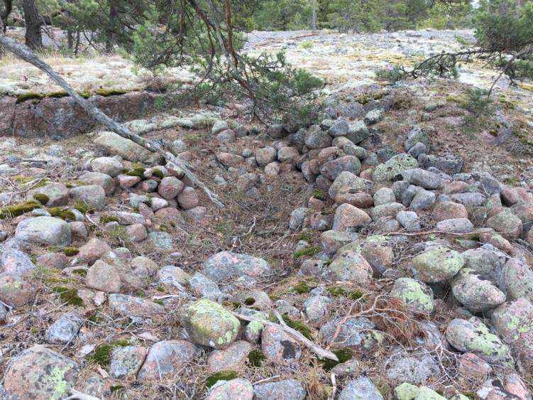 i odlingslandskapet. Till stor del följer dock vägen landskapets mjuka former längs åkermarkens utkanter samtidigt som den ansluter till de historiska byarna.