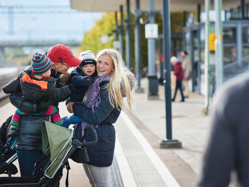 Att åka kollektivt istället för att köra egen bil sparar klimatet, bidrar till renare luft och mindre buller samt möjliggör att marken i städer kan användas för grönytor och andra mötesplatser i